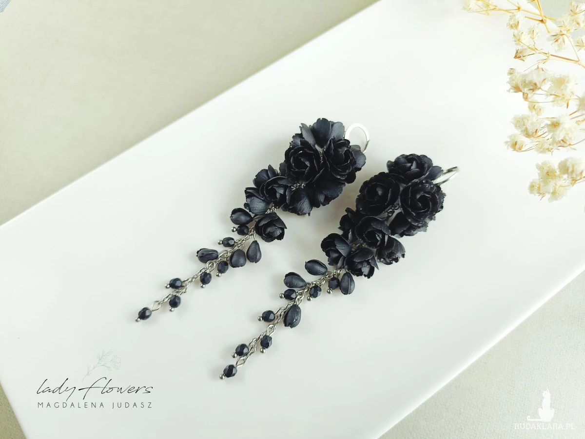 Długie, czarne kolczyki z kwiatami