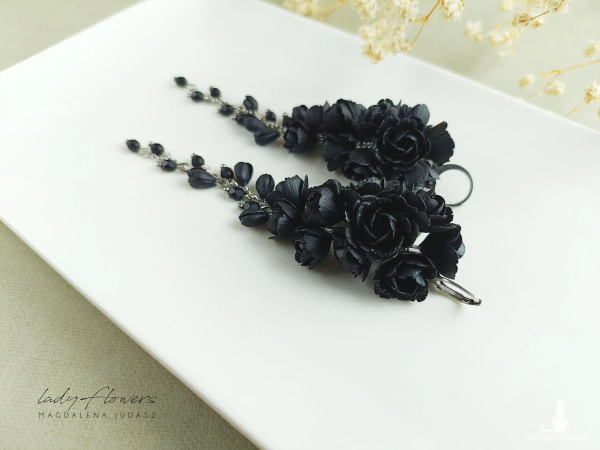 Długie, czarne kolczyki z kwiatami