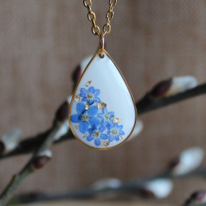 Złota zawieszka złoty wisiorek kwiat naszyjnik żywica z żywicy kwiaty niezapominajki łezka łza kropelka niezapominajkami