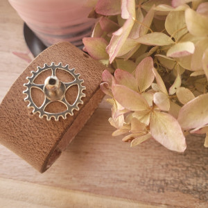 Skórzana bransoletka z motywem koła zębatego