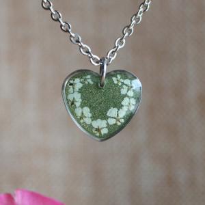 Srebrna zawieszka srebrny wisiorek kwiat naszyjnik żywica z żywicy suszone kwiaty z kwiatami naturalne kobieca dziewczęca zielona brokatowa serce serduszko