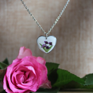 Srebrna zawieszka srebrny wisiorek kwiat naszyjnik żywica z żywicy suszone kwiaty z kwiatami naturalne kobieca dziewczęca zielona serce serduszko bukiet kwiatowy fioletowy smagliczka