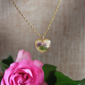 Złota zawieszka złoty wisiorek kwiat naszyjnik żywica z żywicy kwiaty serce serduszko brokatowe fioletowe