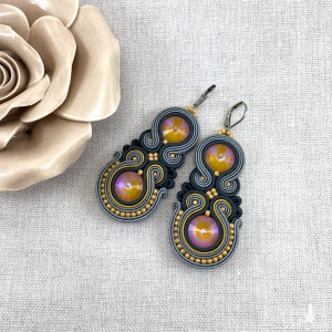 BURSZTYNOWO SZARE KOLCZYKI SUTASZ „AMBRA”