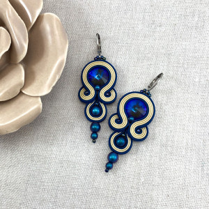 DELIKATNE KOLCZYKI SUTASZ GRANAT I ECRU