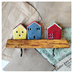 Wieszak z domkami