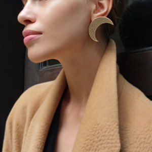 Kolekcja MOON duże kolczyki księżyce złote skóra naturalna