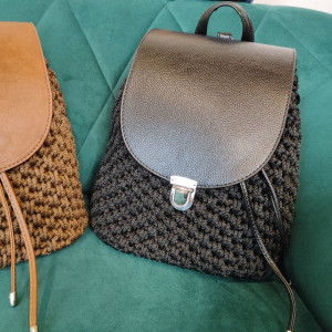 Plecak wykonany na szydełku ze sznurka polipropylenowego i skóry