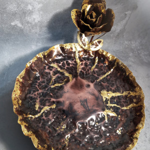 Miedziana patera z kwiatem róży