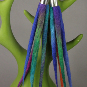 Tęczowo - kolczyki dready.