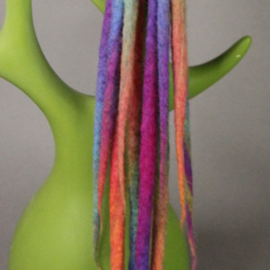 Tęczowo - kolczyki dready.