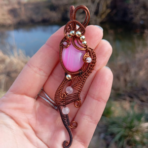 Zawieszka miedziana z różowym agatem