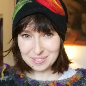 czapka wełniana damska czarna z kwiatem