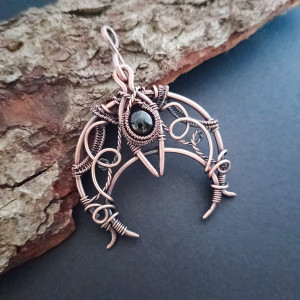 Miedziana lunula z czarnym turmalinem, słowiański symbol kobeicej mocy