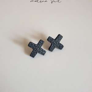 Kolekcja ''X'' małe kolczyki krzyż krzyżyk czarne skóra naturalna