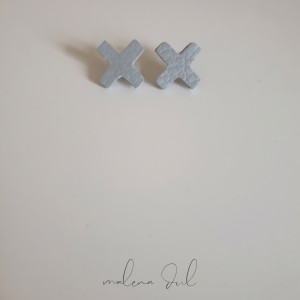 Kolekcja ''X'' małe kolczyki krzyż krzyżyk szare skóra naturalna