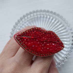 Broszka całuśna usta