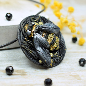 Wisiorek pszczółka - czarno złoty