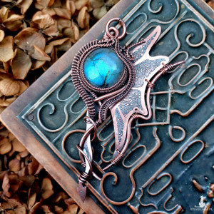 SMOCZY WISIOR z labradorytem, wire wrapping, miedziany wisior z motywem smoczego skrzydła