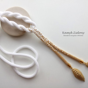 Biało-złoty lariat z koralików Toho