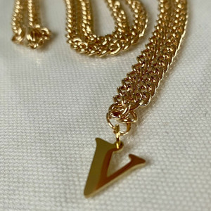 Łańcuszek z literką „V”