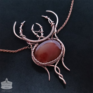 AMULET OCHRONNY z KARNEOLEM, amulet ochronny siła, ochrona, moc kobiecości, miedziany rogaty amulet z karneolem, dziki miedziany wisiorek