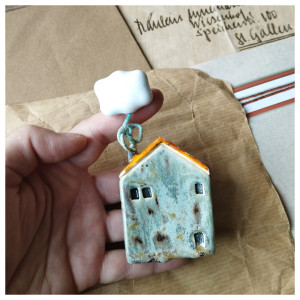 Domek gołębi z chmurką