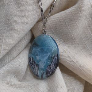 Wisiorek Zyuzya: uosobienie zimowej siły w białoruskim stylu wykonane z żywicy epoksydowej