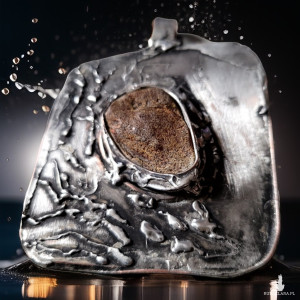 Bursztyn w miedzianej oprawie