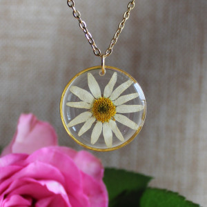 Złota zawieszka złoty wisiorek naszyjnik żywica z żywicy kwiaty z kwiatami jajowata retro naturalna dziewczęca kobieca stokrotka