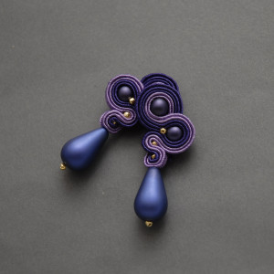 fioletowe kolczyki lub klipsy sutasz