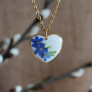 Złota zawieszka złoty wisiorek kwiat naszyjnik żywica z żywicy kwiaty serce serduszko niezapominajka niezapominajką