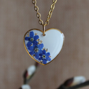 Złota zawieszka złoty wisiorek kwiat naszyjnik żywica z żywicy kwiaty serce serduszko niezapominajka niezapominajką