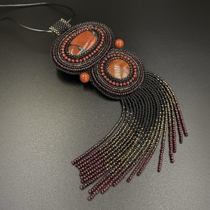 NASZYJNIK Z HELIOTROPEM I JASPISEM - HAFT KORALIKOWY #701