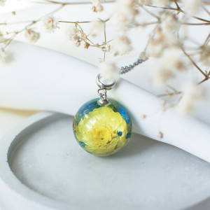 Wisiorek z kompozycją kwiatową