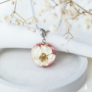 Wisiorek z kompozycją kwiatową