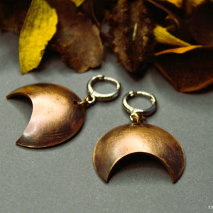 Lunulki - kolczyki wiszące.