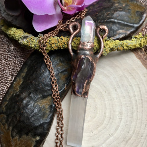 Miedziany naszyjnik z selenitem, aura kwarcem i ametystem