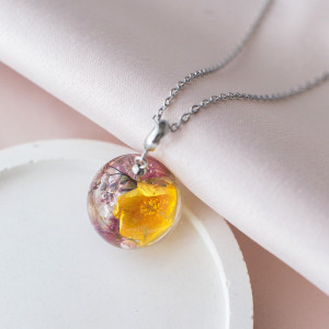 Wisiorek z kompozycją kwiatową