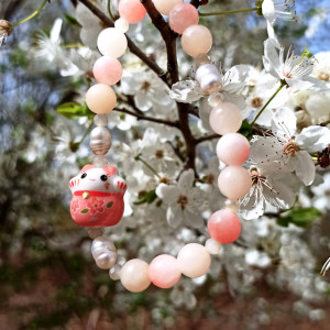 Brzoskwiniowa bransoletka z motywem japońskim - Japonia, Maneki Neko, Momo, Kawaii