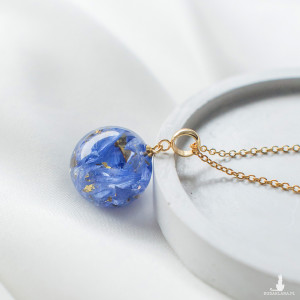 Wisiorek z płatkami bławatka