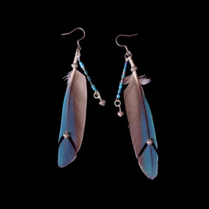 Niebieskie kolczyki z piórami