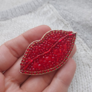 Broszka całuśna usta