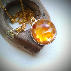 Wisior - naturalny bursztyn zatopiony w żywicy