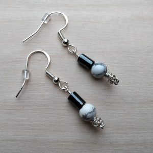 Kolczyki na srebrnych zawieszkach z howlitem i hematytem