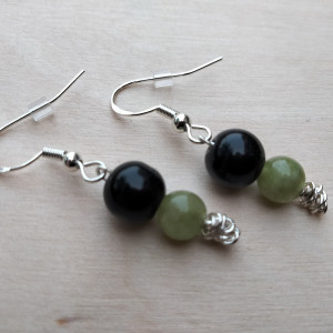 Kolczyki na srebrnych zawieszkach z onyksem i oliwinem