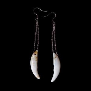 Długie kolczyki wiszące z replikami kłów