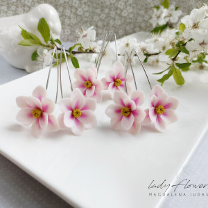 Kolczyki z kwiatem magnolii