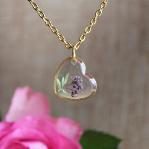 Złota zawieszka złoty wisiorek kwiat naszyjnik żywica z żywicy kwiaty serce serduszko gipsówką