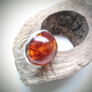 Pierścionek regulowany - naturalny bursztyn zatopiony w żywicy